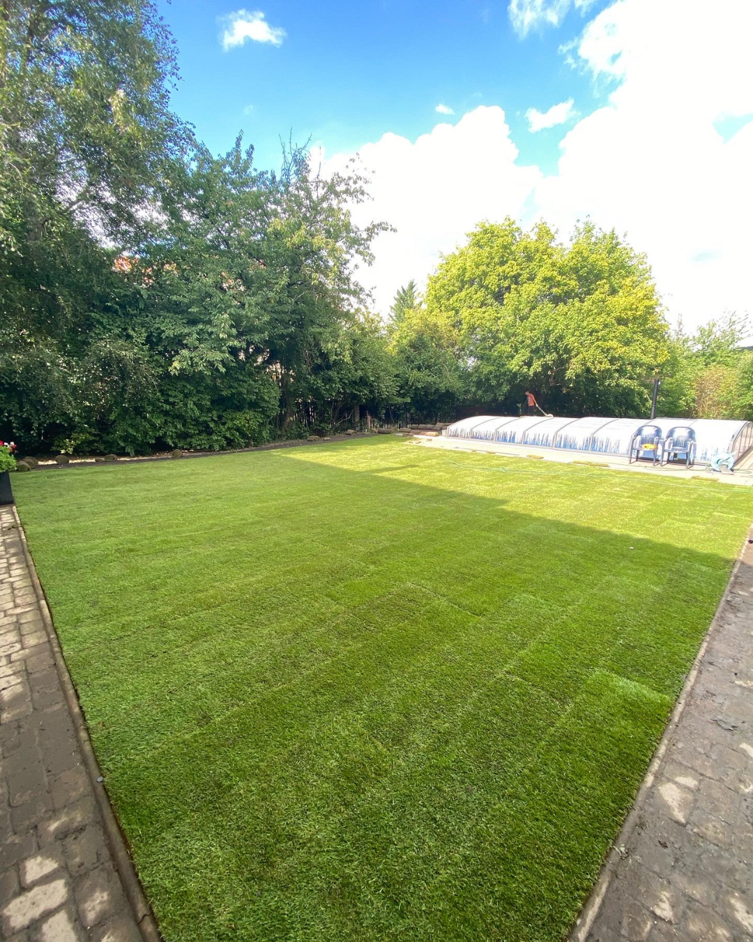 Kertépítés - Gyepszőnyeg leterített állapotban II. kerületben.