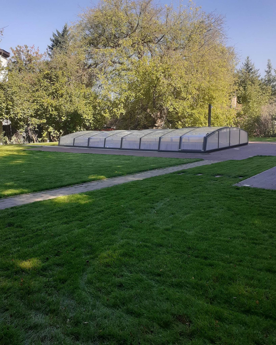 Kertépítés - Lenyírt fű ősszel II. kerületben